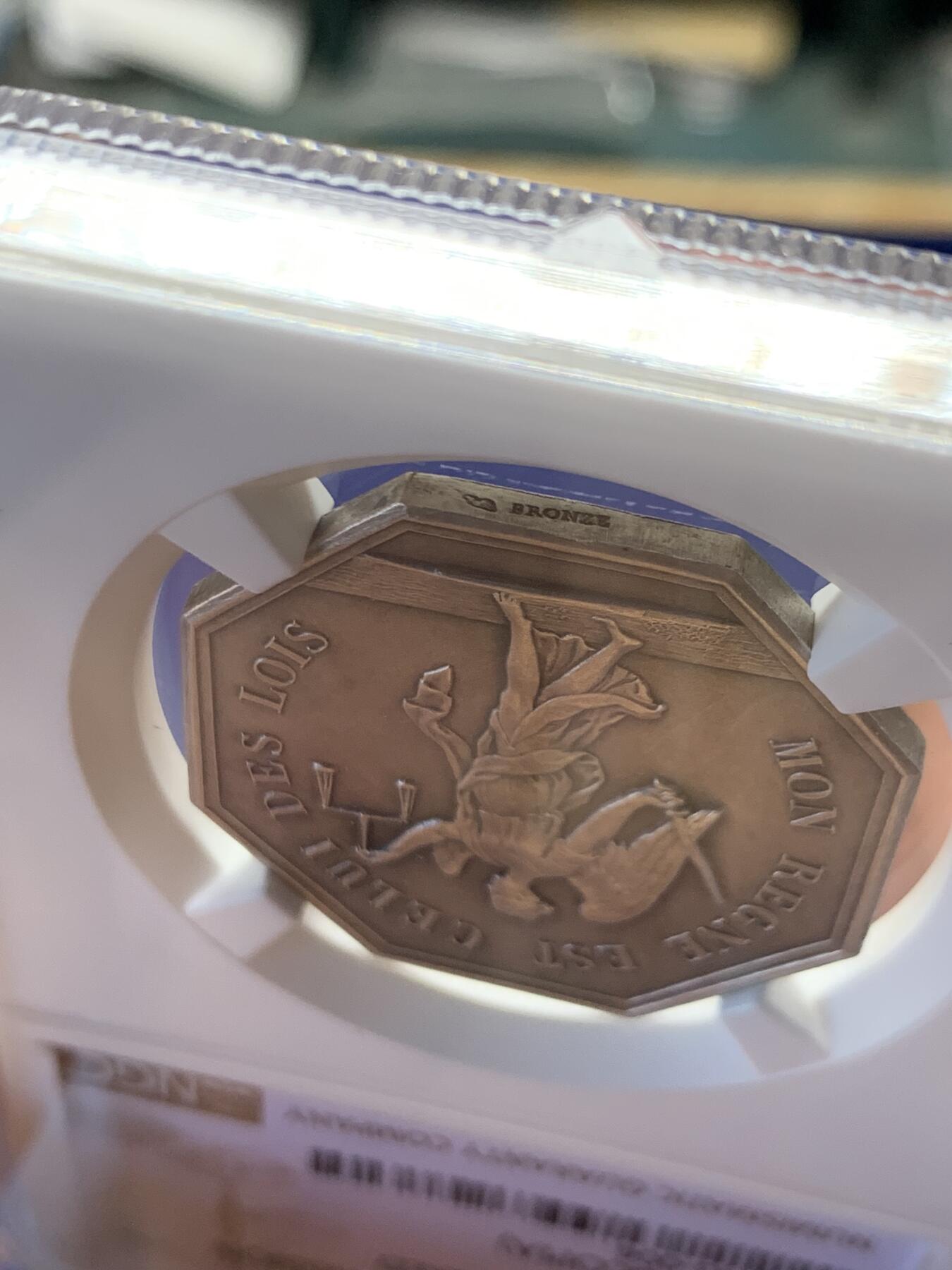 《竞宝斋》第459场 周日，周一，2场连拍 （全场包邮）欢迎送拍 NGC MS63 法国八角铜镀银代币，正面图案雕刻蒙眼女神手持天平秤和一把宝剑，刻有铭文“我的统治是法律的统治”