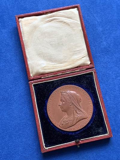 《竞宝斋》第459场 周日，周一，2场连拍 （全场包邮）欢迎送拍 - 英国1897年皇家造币厂铸造的维多利亚女王登基60周年钻石禧年纪念铜章，章面由乔治·威廉·德索尔斯设计，正面为维多利亚女王老年披纱侧面像，环刻拉丁铭文记录登基60周年纪年；背面为女王青年时期侧面像，搭配《箴言》经典语句，浮雕层次分明，铜质氧化包浆自然，极好地呈现了维多利亚时代造币工艺水准。76.55克，55.3mm，带原盒。