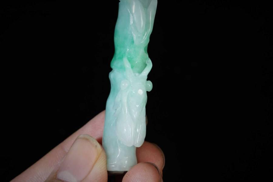 上海都达杂项专场三（全场包邮） 天然冰绿种翡翠（A货）精雕《一鸣惊人》挂件