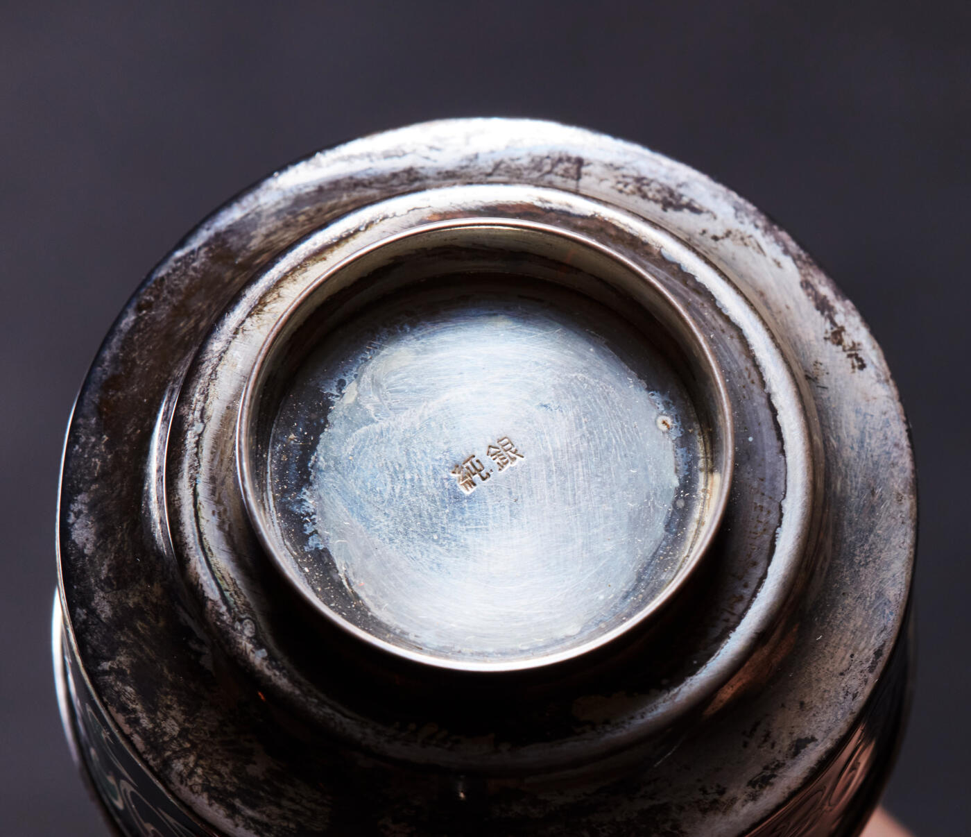 【俄甄集藏】“万象更新、马呈祥瑞”迎新春俄甄精品场-2026年(047)01-21 星期三 晚 19:30 全场包邮 日本明治时期珐琅工艺纯银古董酒杯5支一套，带木质原盒，杯口径：51mm，高：30mm，杯总重量：316.77克，保存完好