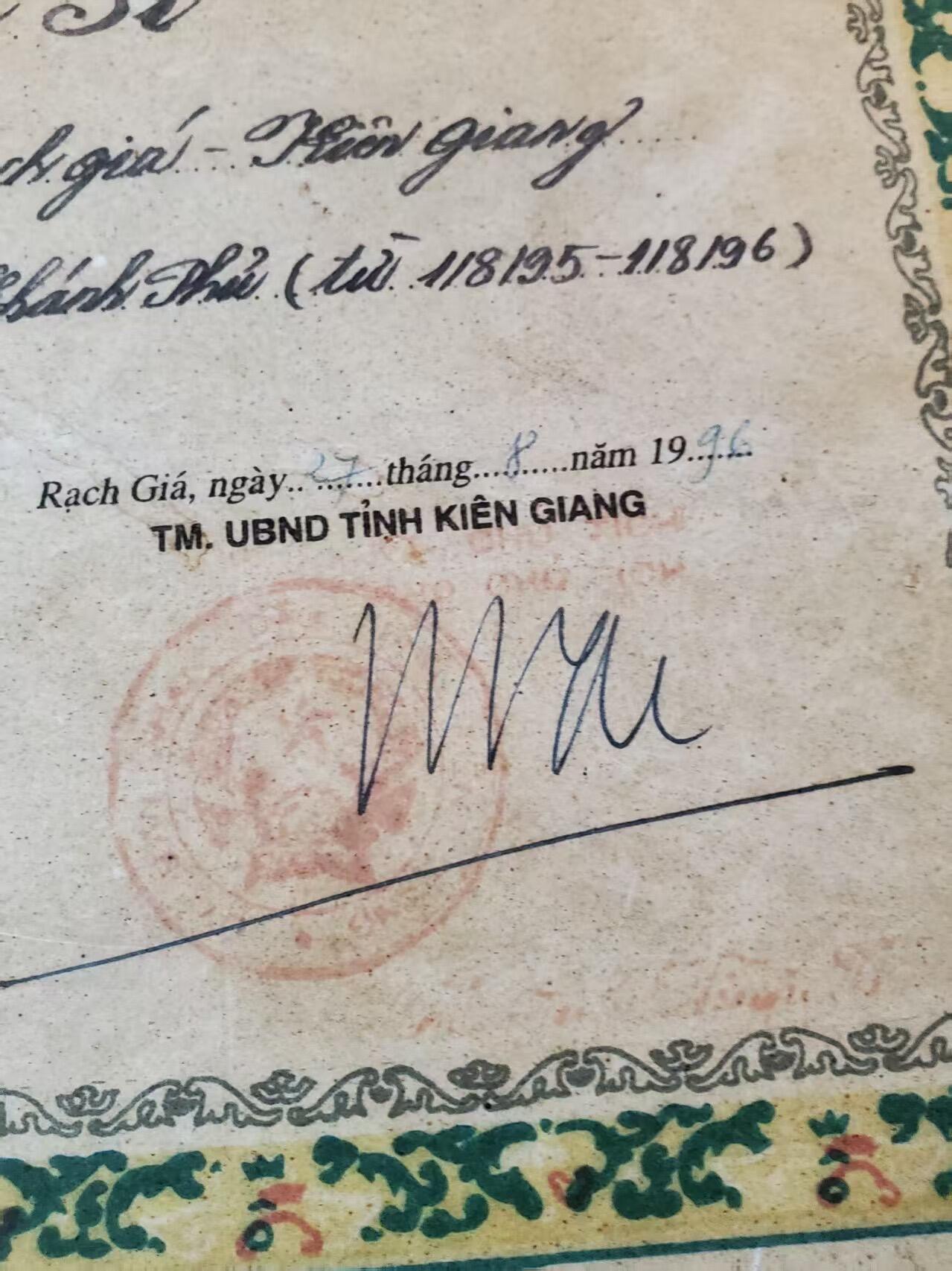 韵星假日拍卖第三十七期 -- Rimey Holidays Auction 37 越南社会主义共和国优秀退伍士兵奖状+国防部退役军人证章 z117厂制作 一套完整少见