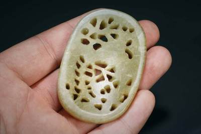 上海都达杂项专场三十四【年后发货全场包邮】  和田玉镂空雕蕉叶纹佩86-9