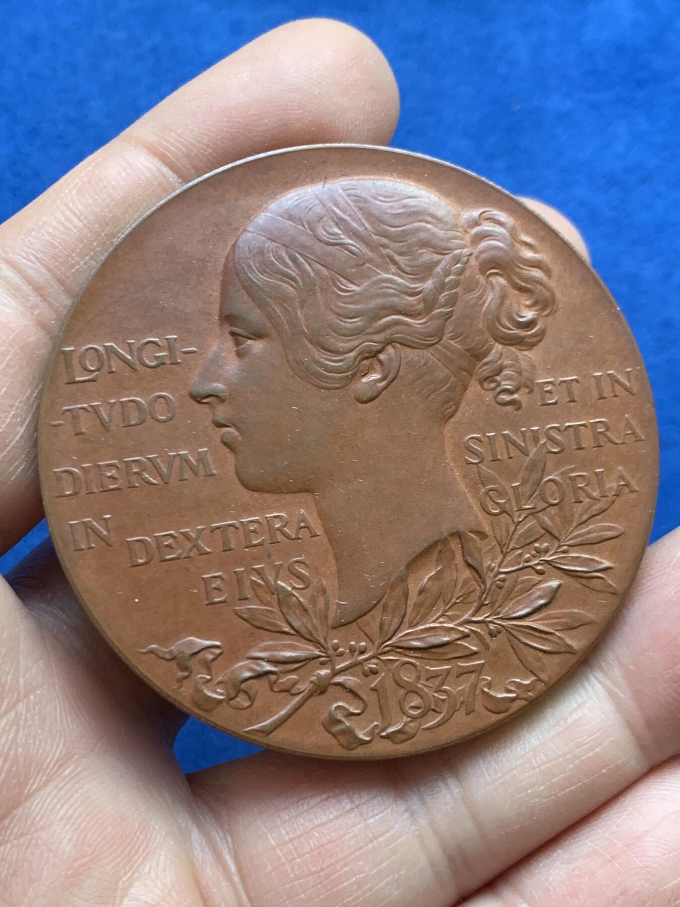 《竞宝斋》第459场 周日，周一，2场连拍 （全场包邮）欢迎送拍 英国1897年皇家造币厂铸造的维多利亚女王登基60周年钻石禧年纪念铜章，章面由乔治·威廉·德索尔斯设计，正面为维多利亚女王老年披纱侧面像，环刻拉丁铭文记录登基60周年纪年；背面为女王青年时期侧面像，搭配《箴言》经典语句，浮雕层次分明，铜质氧化包浆自然，极好地呈现了维多利亚时代造币工艺水准。76.55克，55.3mm，带原盒。