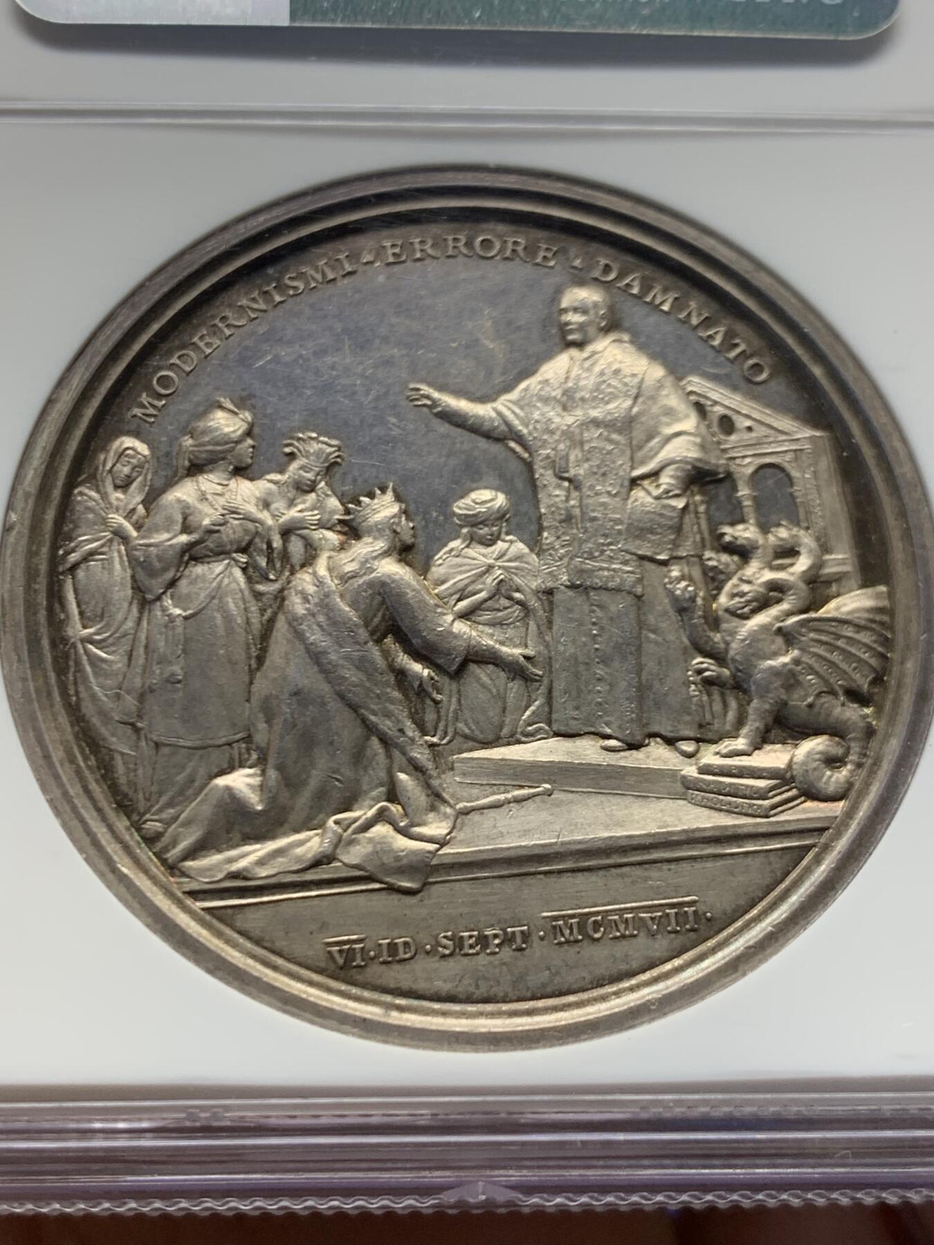 《竞宝斋》第459场 周日，周一，2场连拍 （全场包邮）欢迎送拍 NGC MS62 梵蒂冈教皇十世大银章，镜面质感，双面人物刻画，尤其背后国王朝圣，画面精美绝伦，尤其教皇身旁的那条龙，点睛之笔。爱不释手的好章。