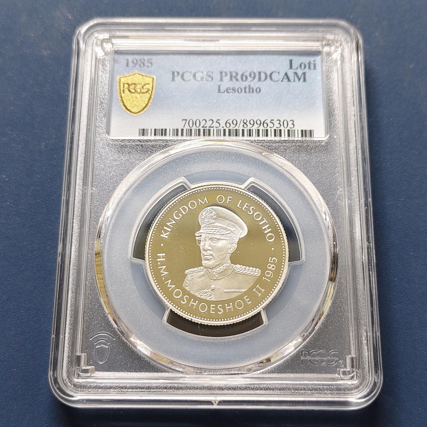 【全场包邮】纯粹捡漏拍497场-持续更新中 【收藏级·冠军分·稀少】莱索托1985年1洛蒂莫舒舒二世登基25周年精制纪念银币【28毫米11.31克92.5%】-盒证全-量2500-PCGS PR69 DCAM