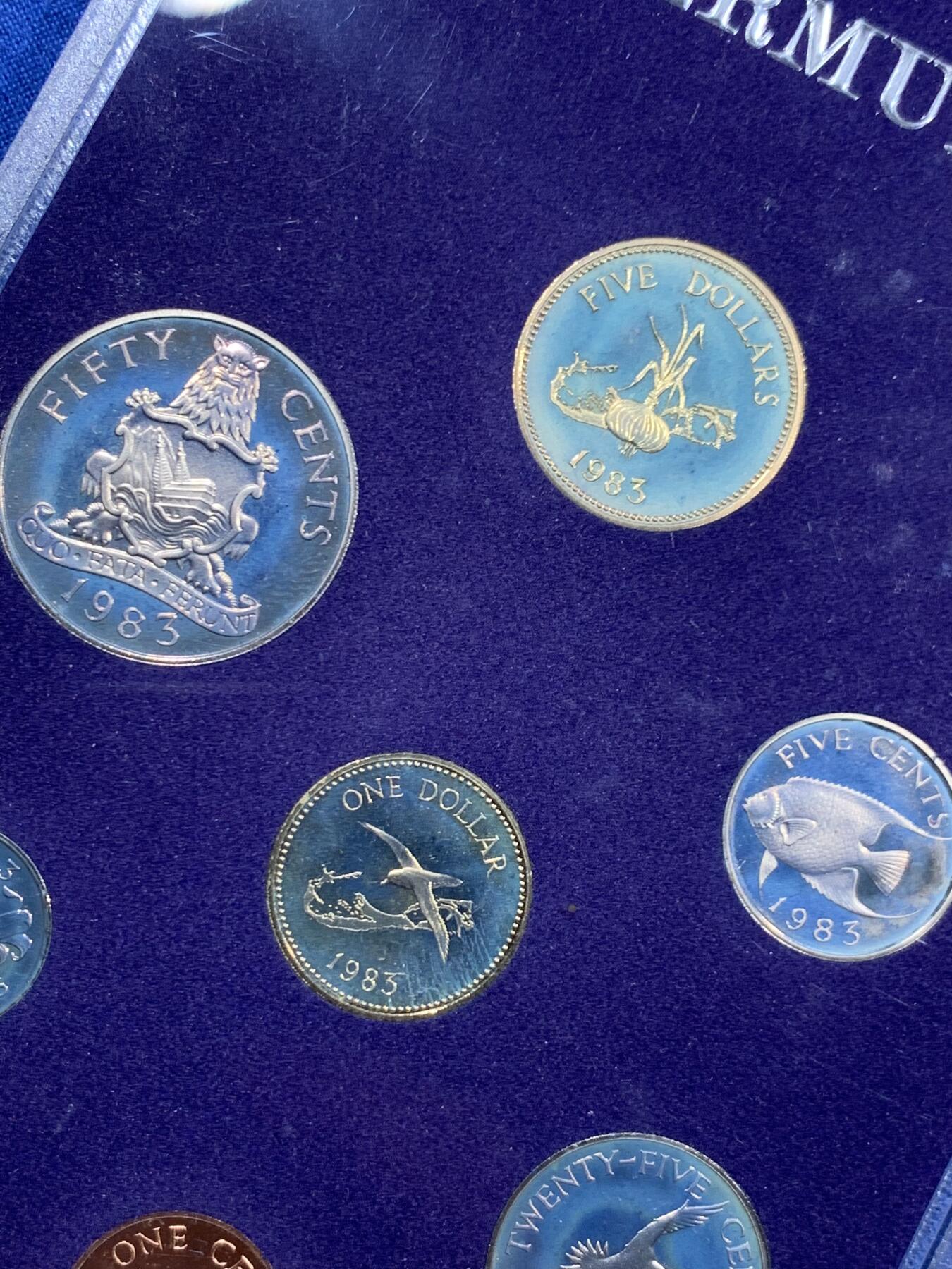 《竞宝斋》第459场 周日，周一，2场连拍 （全场包邮）欢迎送拍 百慕大1983年精制五彩套币，原盒证，一套七枚，淡青色和幽蓝色的包浆美轮美奂，自带大西洋上浓郁的海岛风情