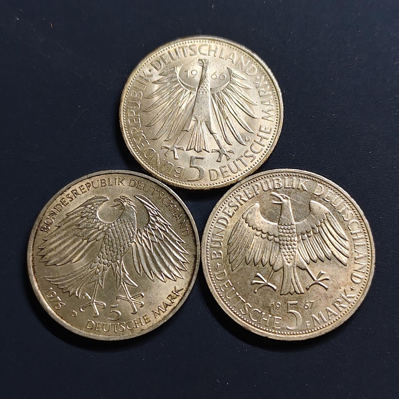 【全场包邮】纯粹捡漏拍497场-持续更新中 德国各年份5马克纪念银币3枚一组-1966年莱布尼兹+1967年洪堡+1976年格里梅尔斯豪森【29毫米11.2克62.5%X3枚】