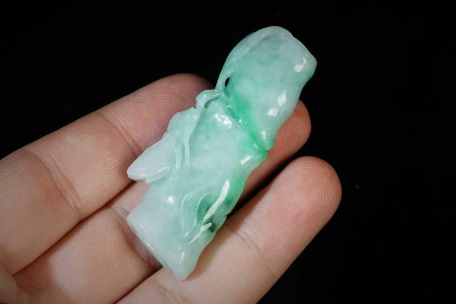 上海都达杂项专场三（全场包邮） 天然冰绿种翡翠（A货）精雕《一鸣惊人》挂件