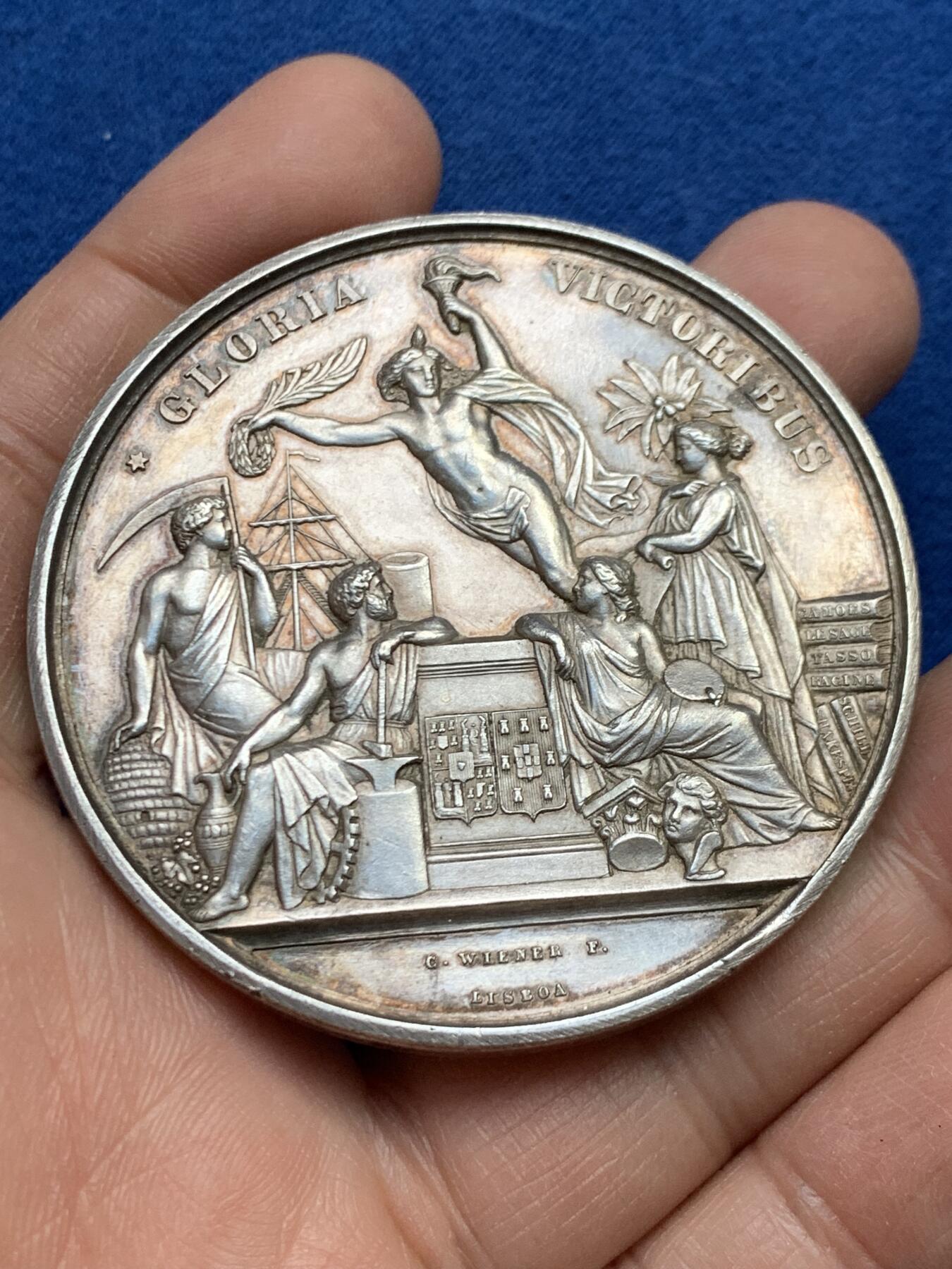 《竞宝斋》第459场 周日，周一，2场连拍 （全场包邮）欢迎送拍 名家A. Wiener作 葡萄牙1865年波尔图国际博览会纪念大银章 73.5克 58mm 带盒