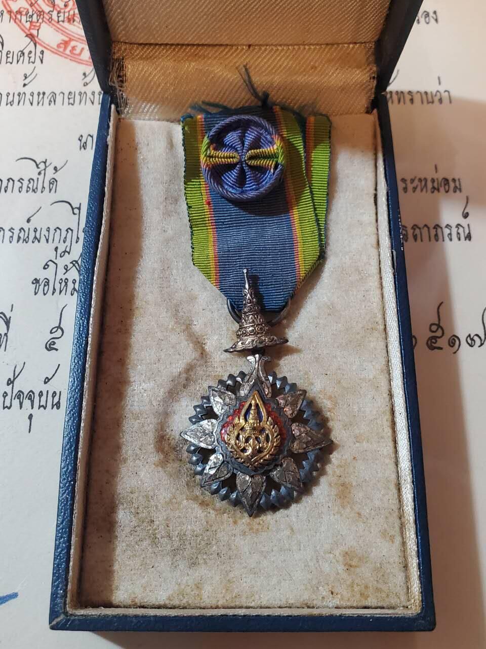 韵星假日拍卖第三十七期 -- Rimey Holidays Auction 37 泰王国四级王冠勋章带原盒证书一套 普密蓬大帝时期 造币局银镀金珐琅 证书保存非常好鎏金未掉 早期泰章较为稀有且带早期原盒