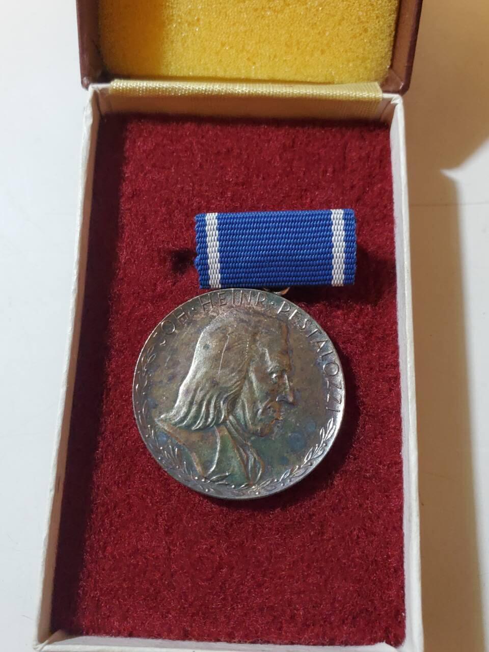 韵星假日拍卖第三十七期 -- Rimey Holidays Auction 37 民主德国银级佩斯泰罗棋奖章带早期仿皮盒