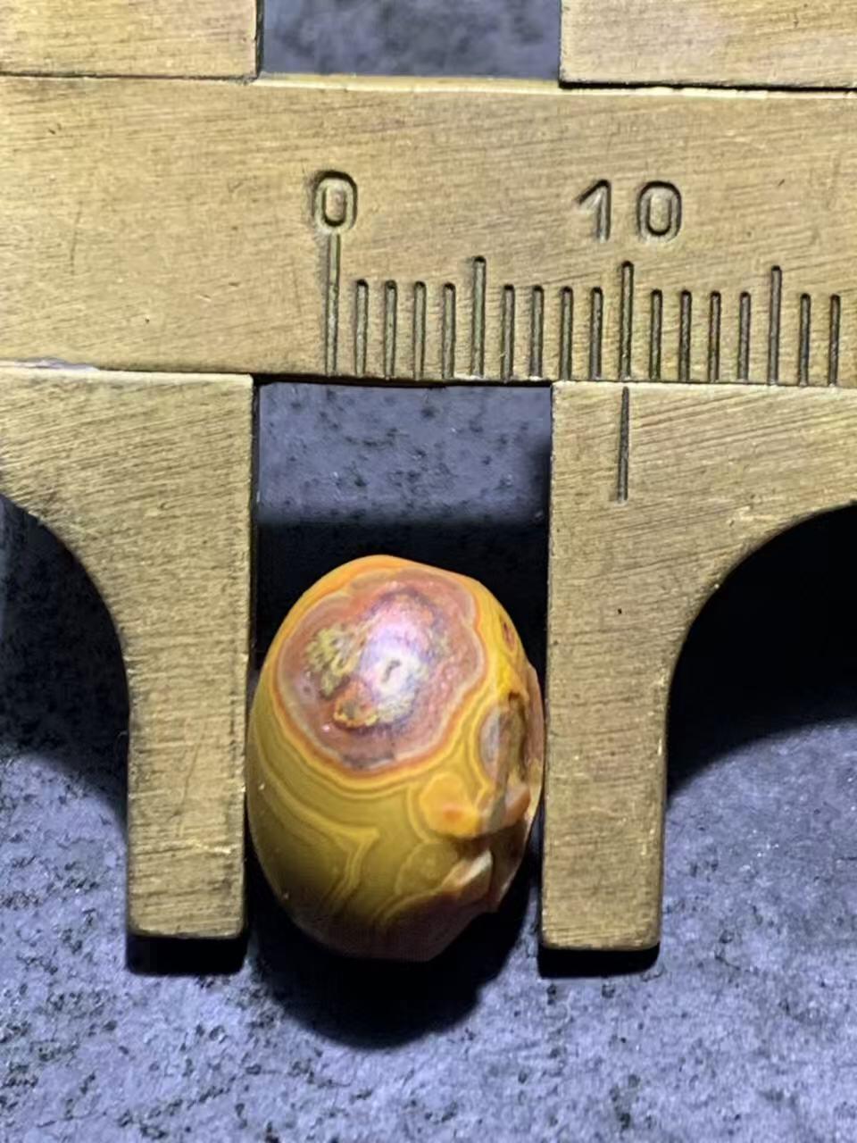 亚光战国红玛瑙手工雕刻行字随形通货珠一颗！