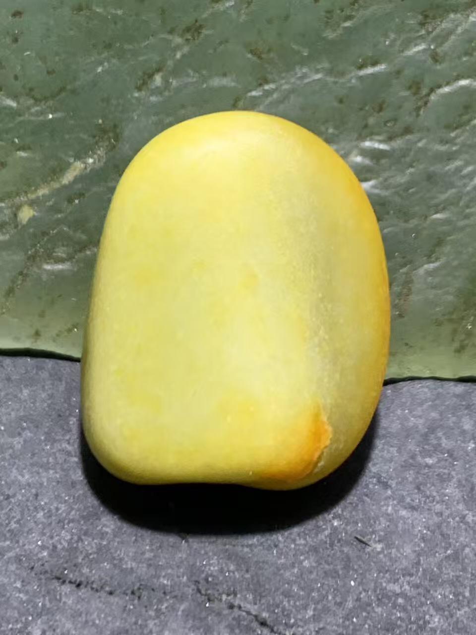 精美洒金皮和田玉独籽原石一颗，