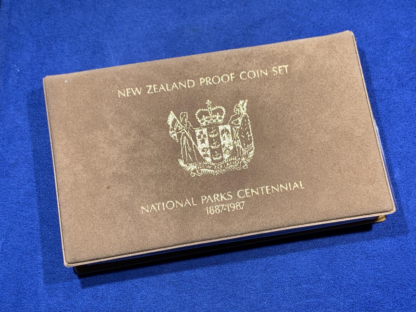 《竞宝斋》第459场 周日，周一，2场连拍 （全场包邮）欢迎送拍 新西兰1987年国家公园百年纪念精制币套装 含1元精制银币 925银 27.2克