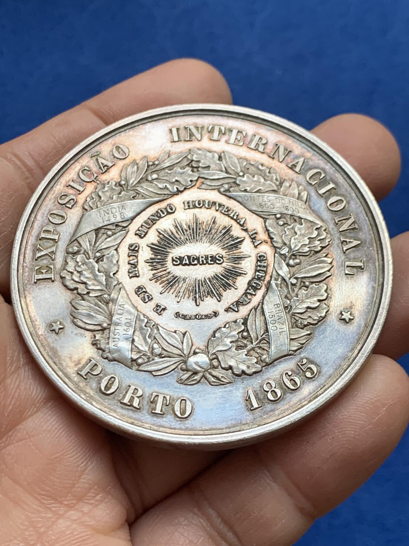 《竞宝斋》第459场 周日，周一，2场连拍 （全场包邮）欢迎送拍 名家A. Wiener作 葡萄牙1865年波尔图国际博览会纪念大银章 73.5克 58mm 带盒