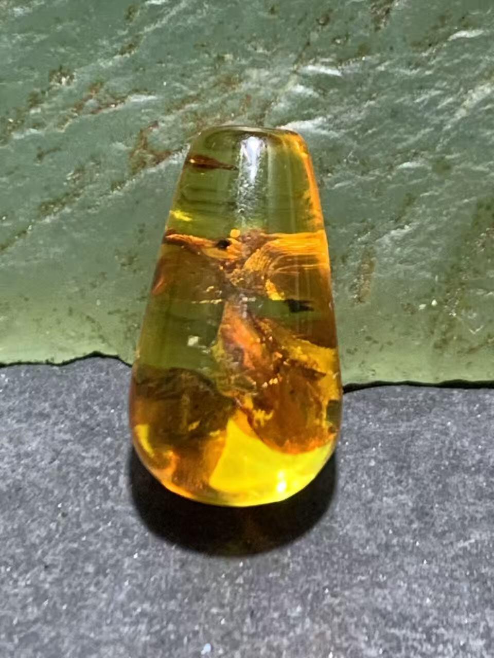 精美乌克兰花珀水滴形镶嵌料吊坠一个