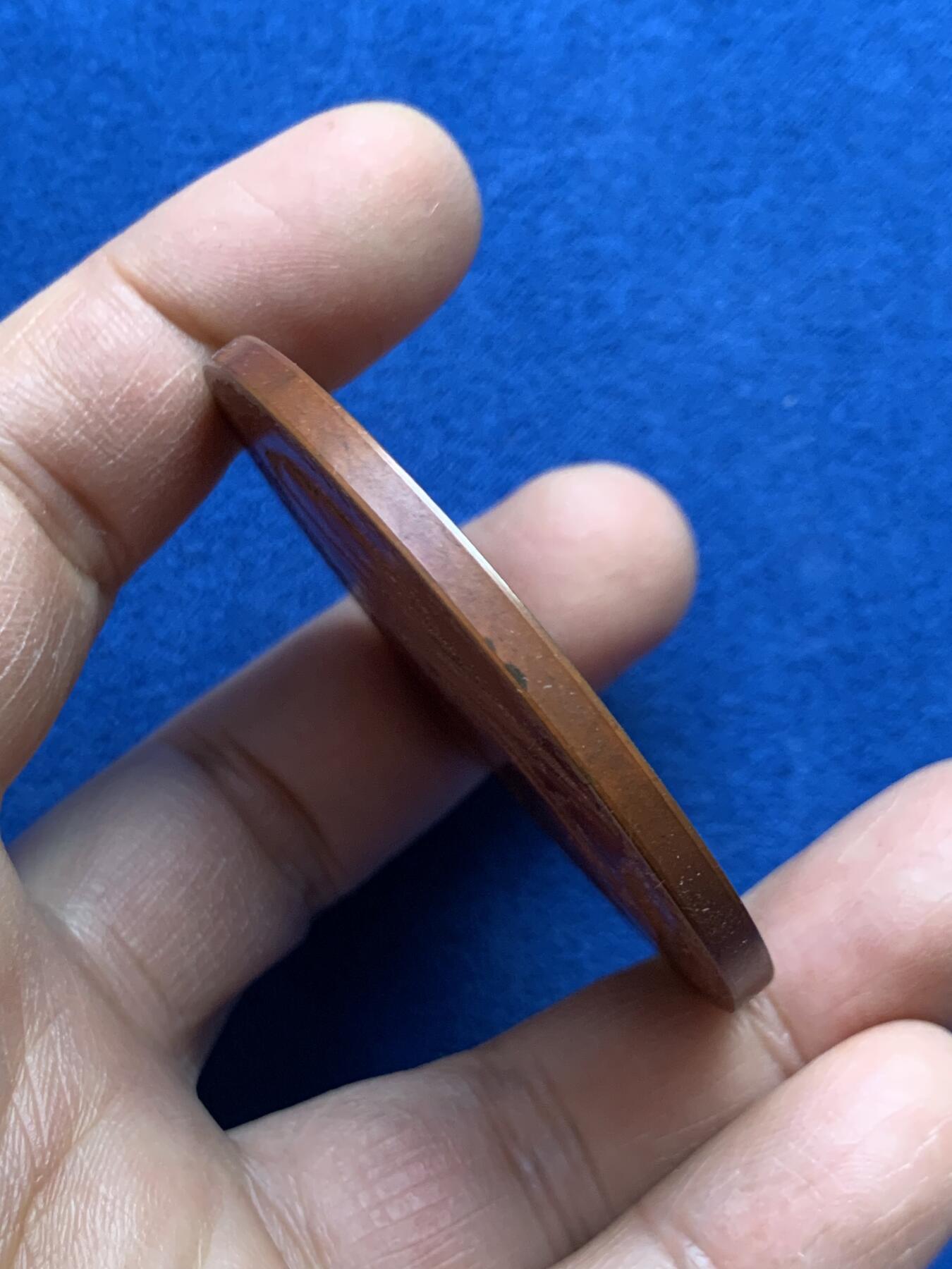 《竞宝斋》第459场 周日，周一，2场连拍 （全场包邮）欢迎送拍 英国1897年皇家造币厂铸造的维多利亚女王登基60周年钻石禧年纪念铜章，章面由乔治·威廉·德索尔斯设计，正面为维多利亚女王老年披纱侧面像，环刻拉丁铭文记录登基60周年纪年；背面为女王青年时期侧面像，搭配《箴言》经典语句，浮雕层次分明，铜质氧化包浆自然，极好地呈现了维多利亚时代造币工艺水准。76.55克，55.3mm，带原盒。