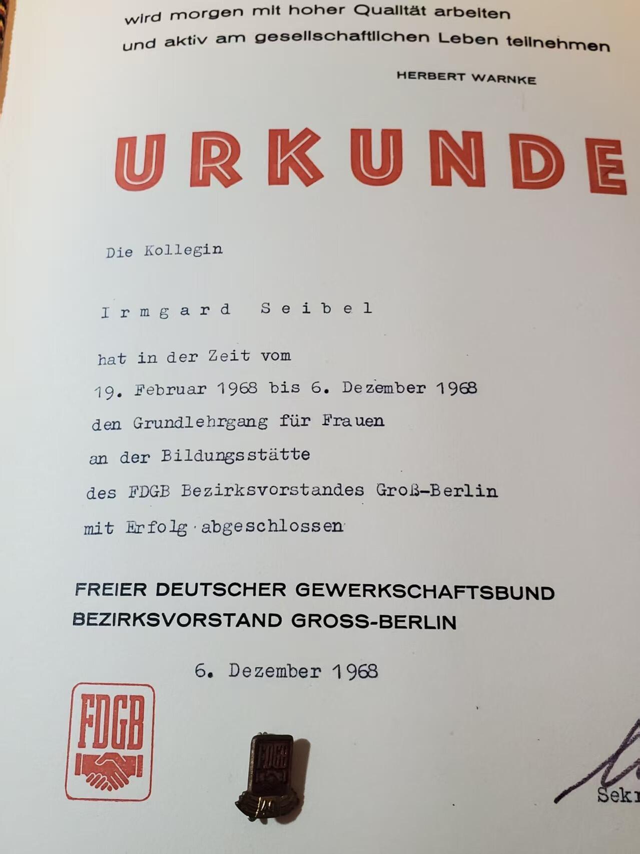 韵星假日拍卖第三十七期 -- Rimey Holidays Auction 37 民主德国工会为妇女进行社会主义教育大证书奖状➕40年荣誉证章一枚 证书很少见