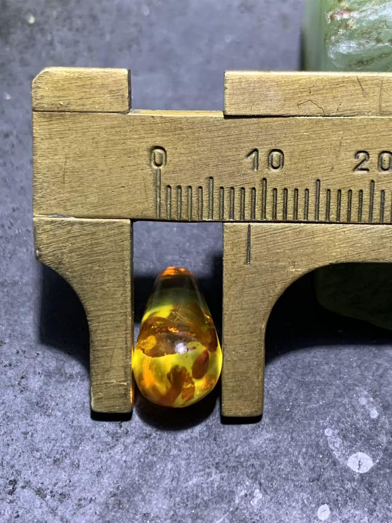 精美乌克兰花珀水滴形镶嵌料吊坠一个