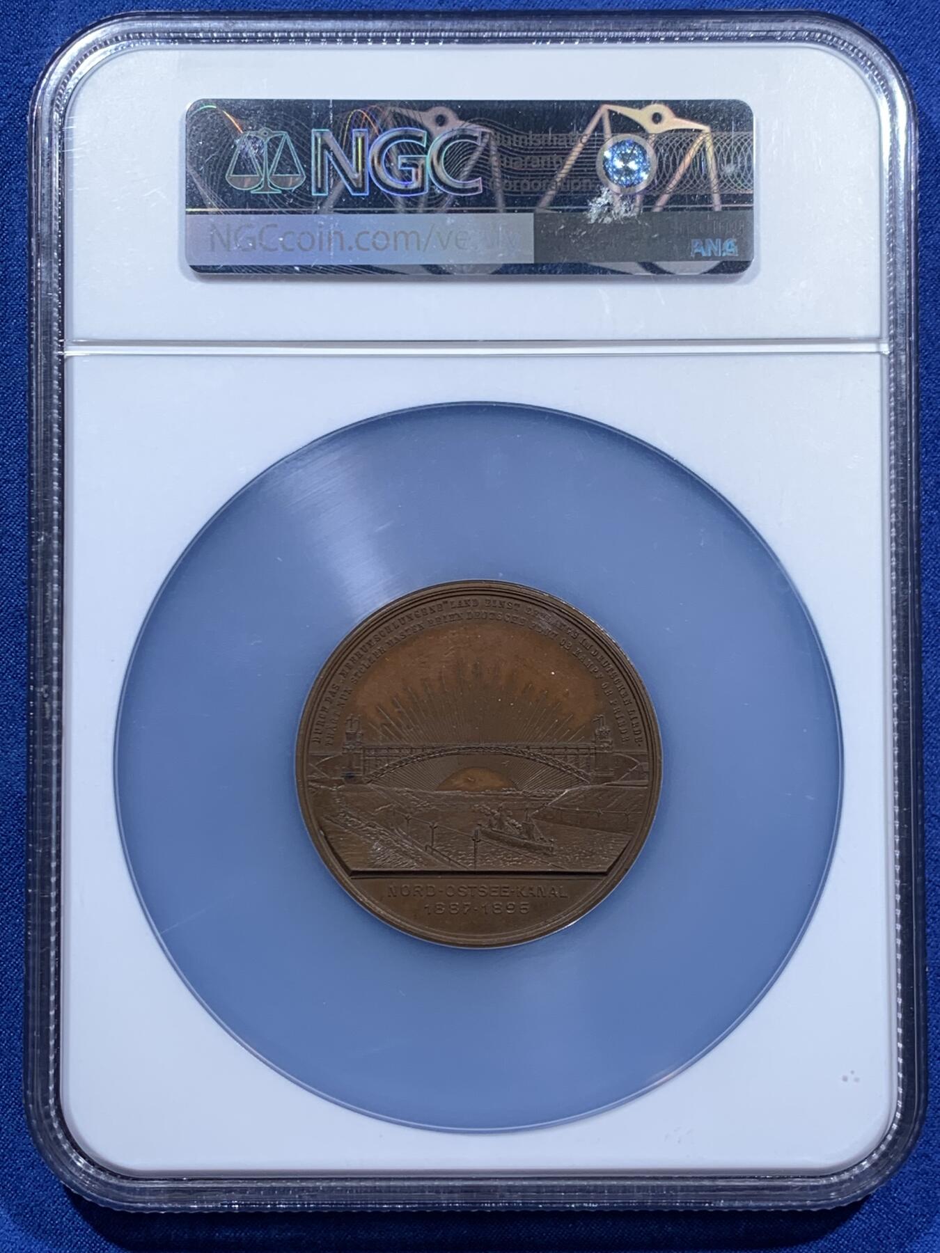 《竞宝斋》第459场 周日，周一，2场连拍 （全场包邮）欢迎送拍 NGC MS62BN 德国基尔运河纪念铜章 该河从1887年到1895年建设开通 正面威廉一世、腓特烈三世和威廉二世 加大盒