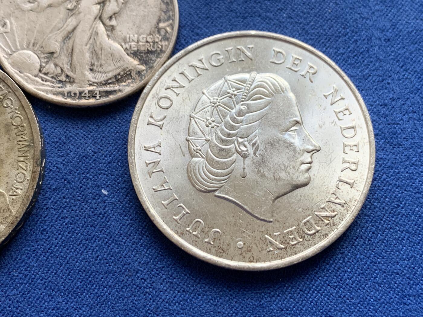 《竞宝斋》第459场 周日，周一，2场连拍 （全场包邮）欢迎送拍 三枚一组 荷兰1964年朱丽安娜2.5盾银币+匈牙利1939年霍尔蒂亲王5潘果银币+美国1941年行走半美元银币