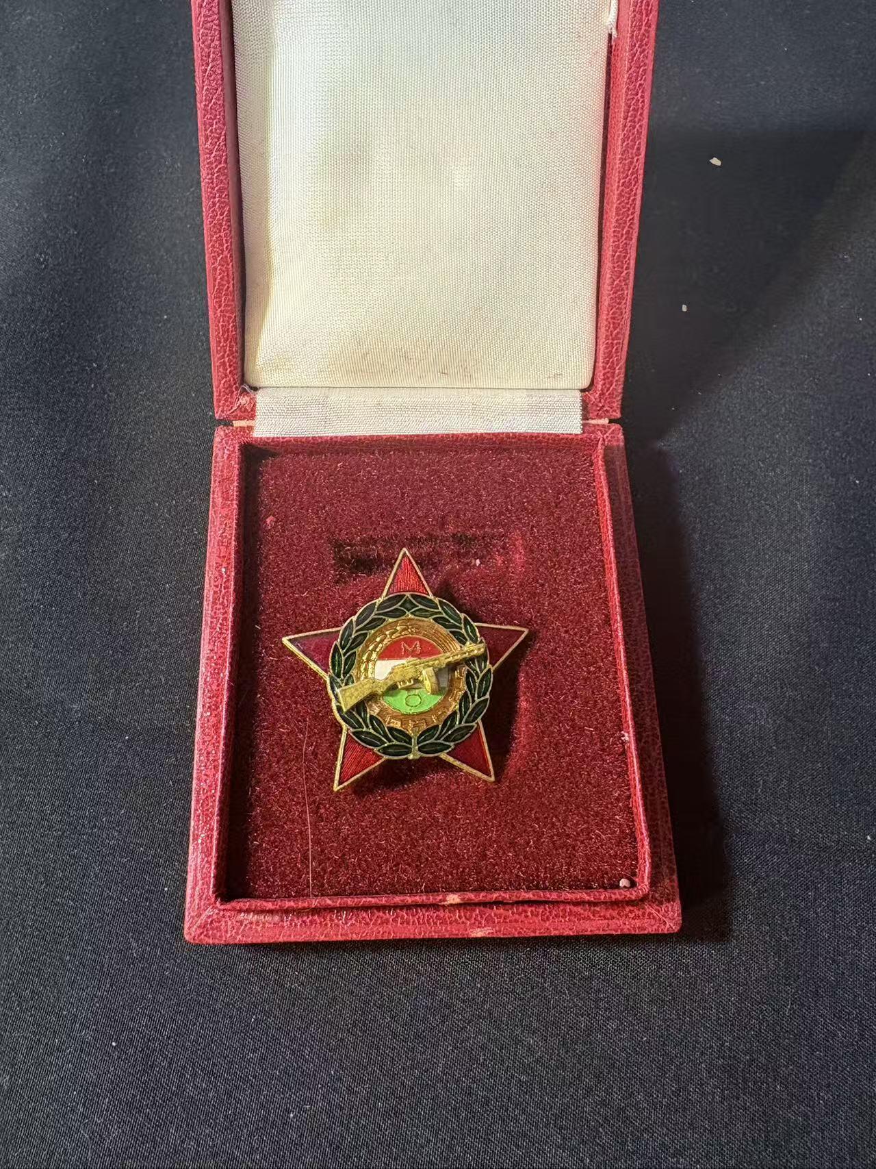 罗岚⭐爱藏⭐甄选专拍第四场-分享拍场赚佣（实体经营） 匈牙利人民共和国人民军特级优秀射手奖章  黄铜热珐琅材质带漆皮盒