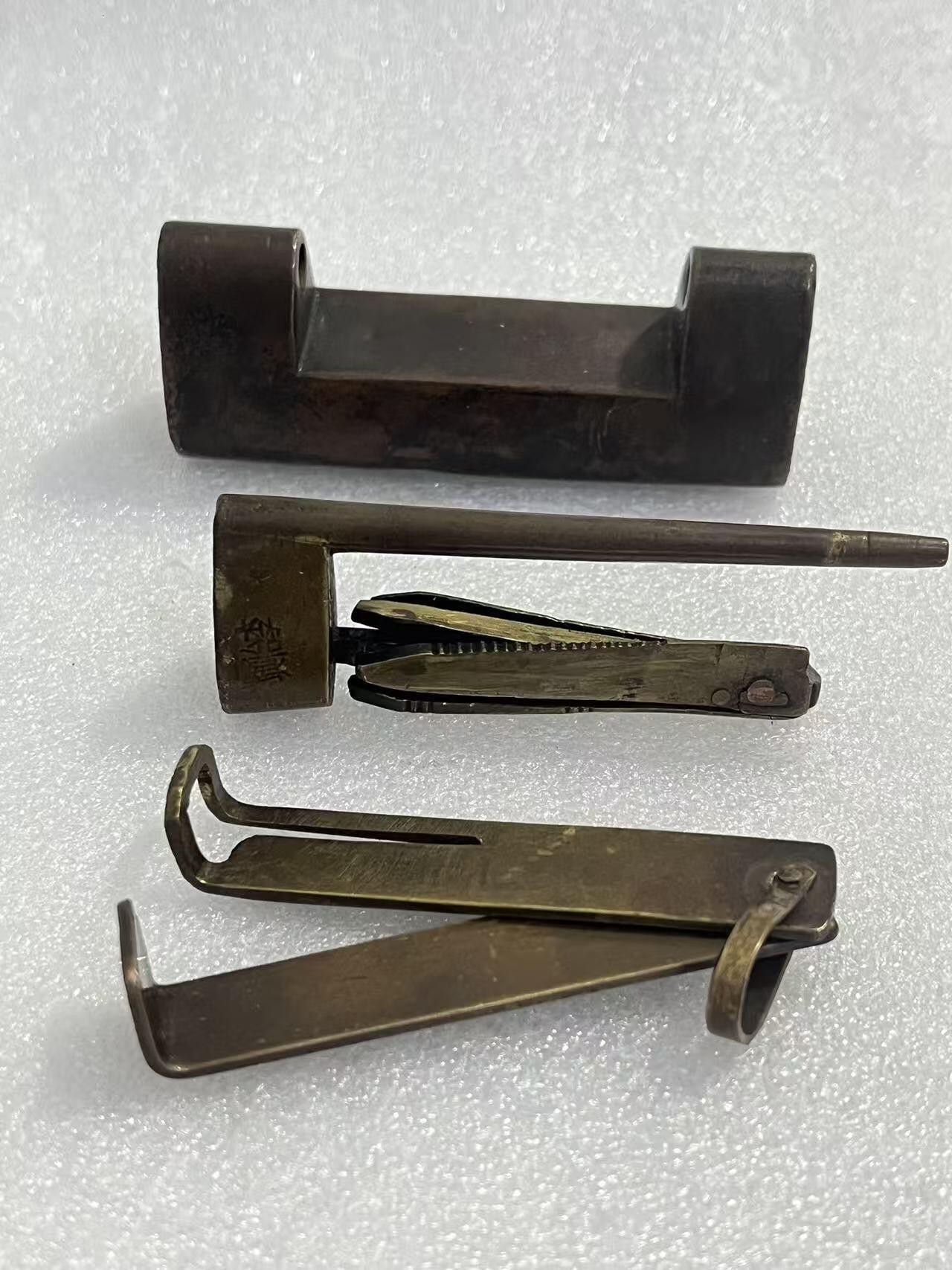 江南站杂件场 清代铜锁，名家锁带款李怡兴，带钥匙可以打开