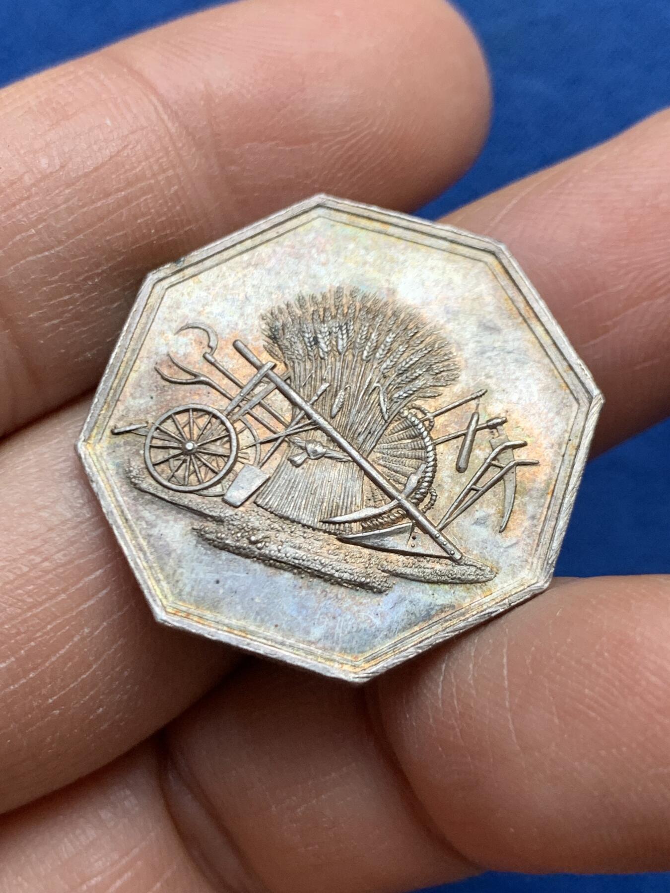 《竞宝斋》第459场 周日，周一，2场连拍 （全场包邮）欢迎送拍 法国农业协会银质八角代币 8.5克 27.7mm 蜜蜂银标