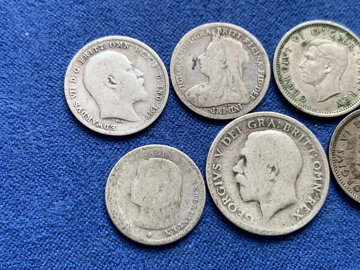 《竞宝斋》第459场 周日，周一，2场连拍 （全场包邮）欢迎送拍 8枚银币一组：1897萝莉10分银币1枚、1916芬兰25芬妮银币1枚好品、1898维多利亚3便士银币1枚披纱版、1902爱德华七世3便士银币1枚登基年高银、1914乔五6便士高银版1枚、1921乔五6便士银币1枚、1937乔六3便士银币1枚好品、1941乔六3便士银币1枚，共13.2克