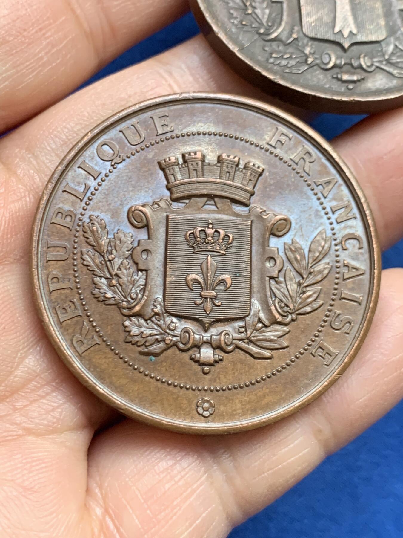 《竞宝斋》第459场 周日，周一，2场连拍 （全场包邮）欢迎送拍 两枚一组 法国城市纪念铜章 总重64克 40mm/42mm 铜标边铭