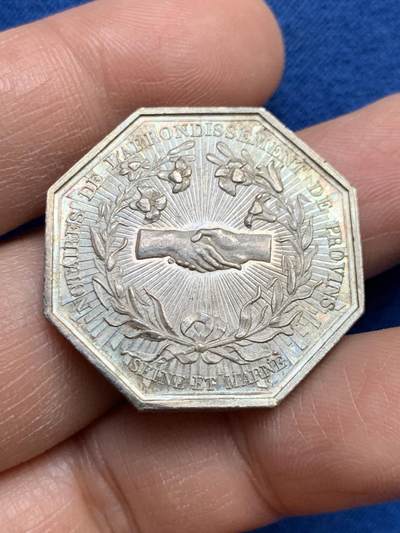 《竞宝斋》第459场 周日，周一，2场连拍 （全场包邮）欢迎送拍 - 法国公证人协会银质八角代币 直径30.5mm，重12.55克。蜜蜂银标边铭