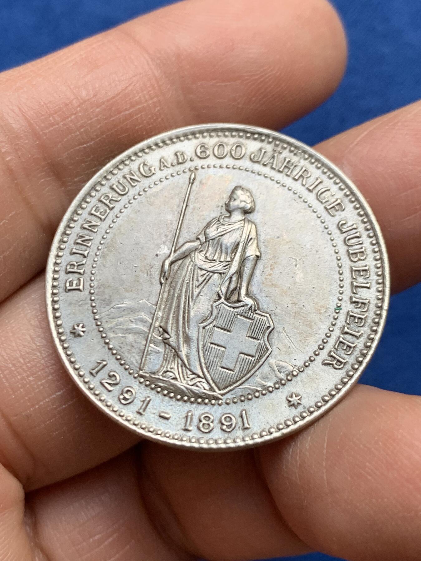 《竞宝斋》第459场 周日，周一，2场连拍 （全场包邮）欢迎送拍 1891年瑞士联邦成立600周年纪念银章，1291年是瑞士联邦的起源年份，当时乌里、施维茨和下瓦尔登三个州签署了《永久同盟条约》，奠定了现代瑞士的基础。11.72克，33.2mm，币面有轻微不平