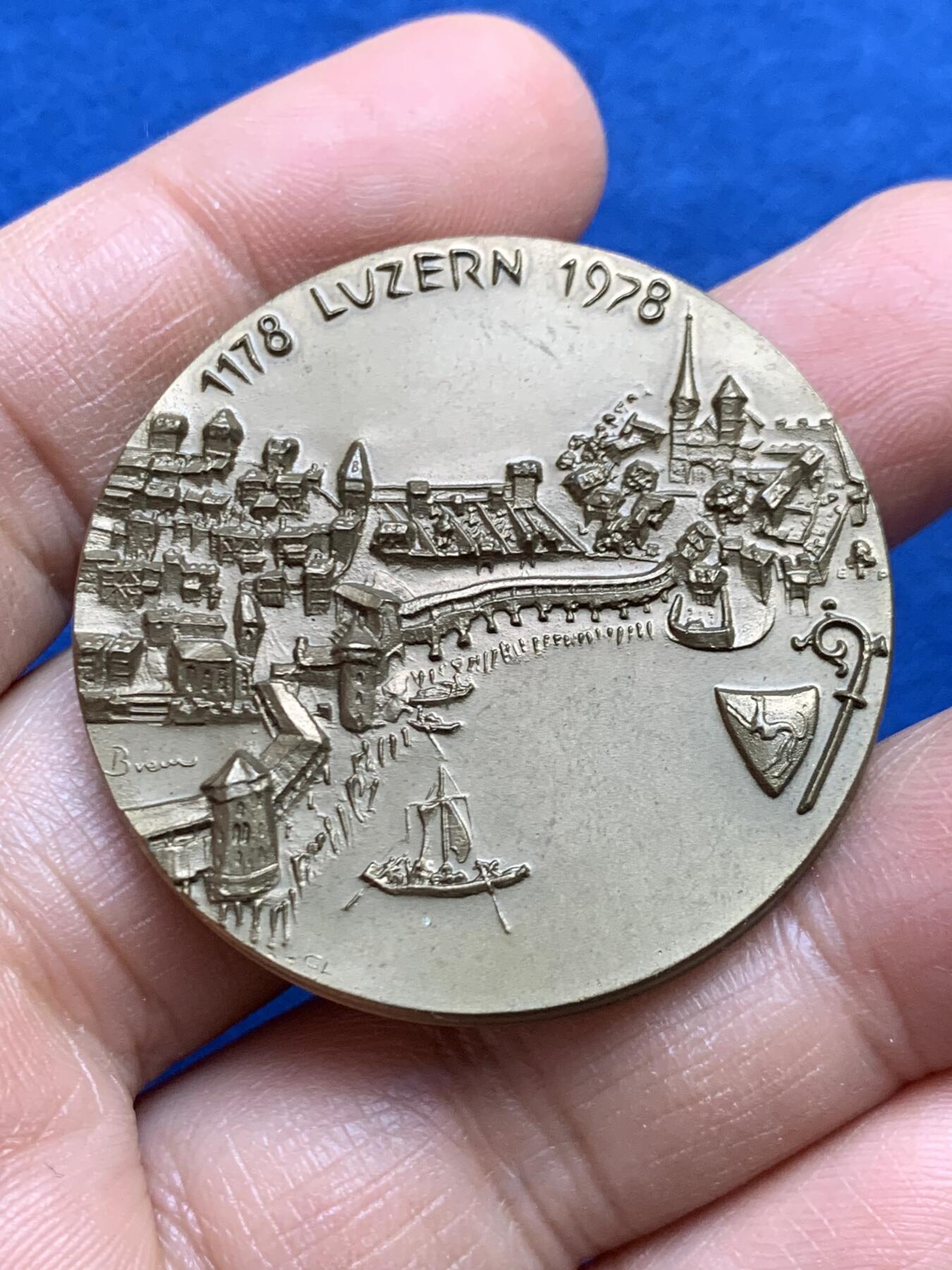 《竞宝斋》第459场 周日，周一，2场连拍 （全场包邮）欢迎送拍 瑞士卢塞恩建城800周年(1178-1978)纪念铜章 34.3克 41.6mm 双面景观高浮雕 非常少见的品种