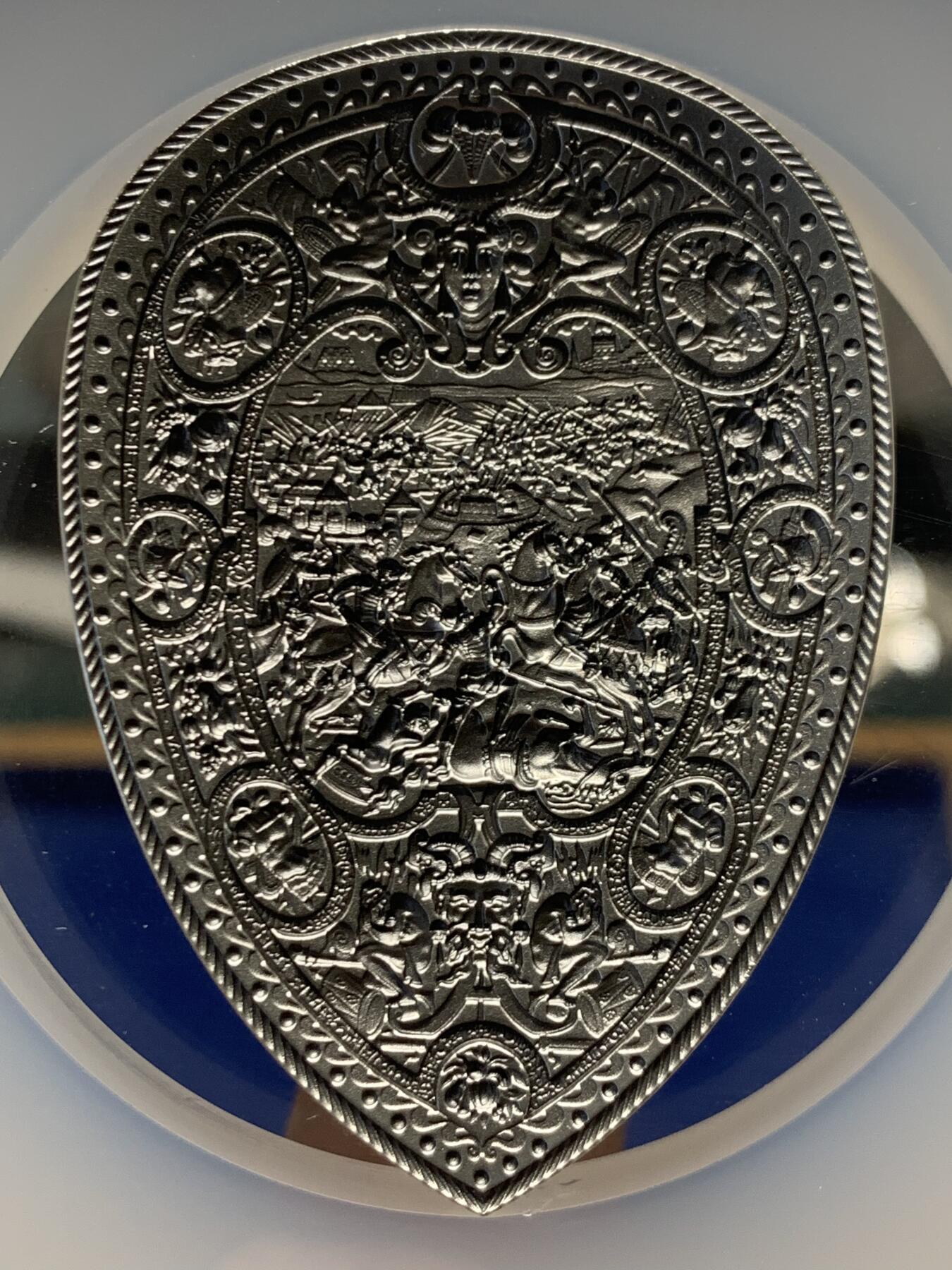 《竞宝斋》第459场 周日，周一，2场连拍 （全场包邮）欢迎送拍 NGC-MS70 法国 2022年 亨利二世盾形2盎司银币（约66.2g999纯银）为纪念这位著名的“骑士国王”而用纪念币的形式完全还原了他最心爱的阅兵演武盾牌。该盾牌制造于1555年，现藏于美国大都会博物馆，其上镌刻了迦太基统帅汉尼拔在坎尼会战中大胜罗马人的辉煌史诗，这位法国国王希望以此保佑自己也能在与神圣罗马帝国的战争中凯旋而归