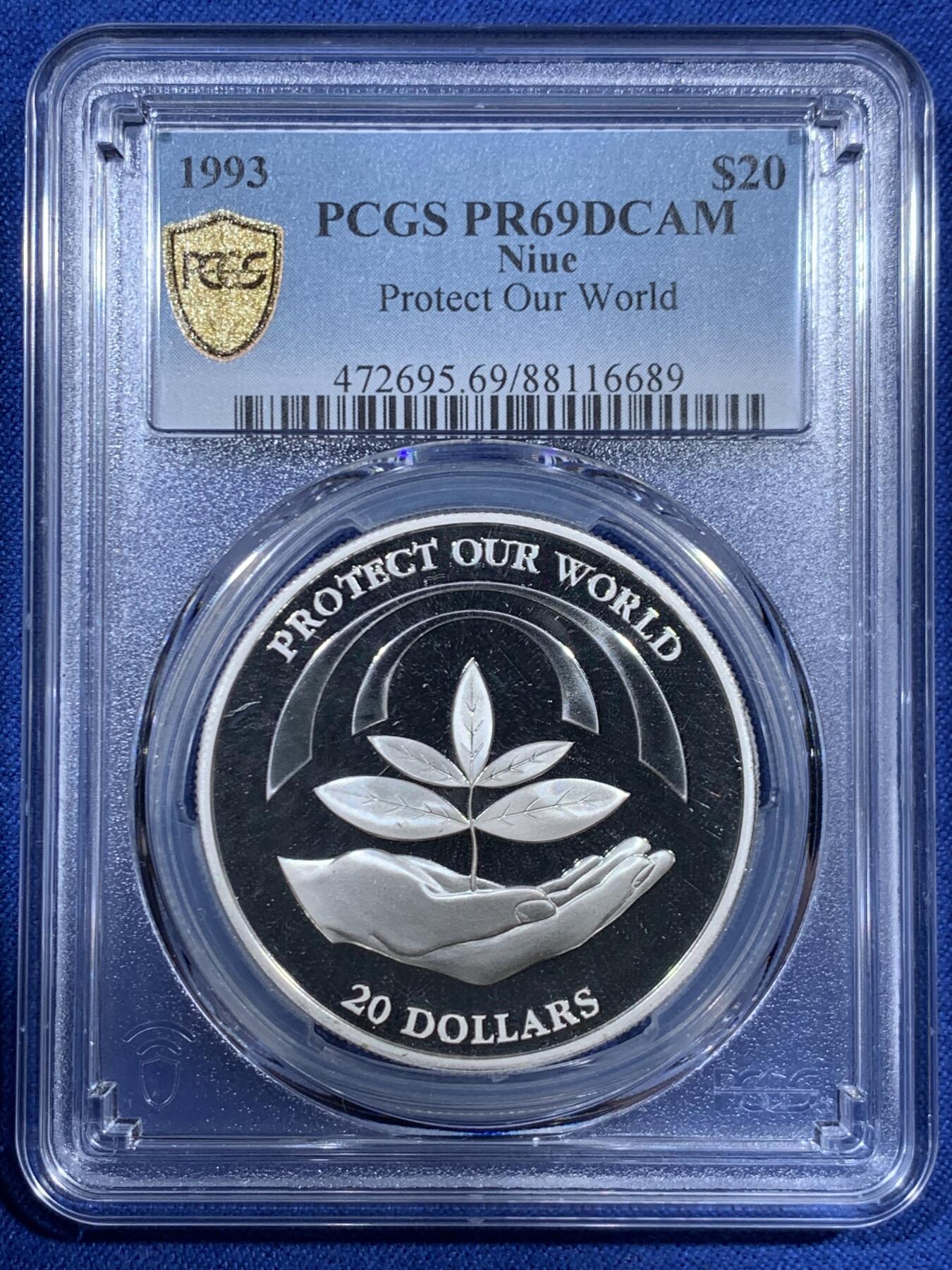 《竞宝斋》第459场 周日，周一，2场连拍 （全场包邮）欢迎送拍 PCGS PR69DC 纽埃1993年保护地球20元精制大银币，捧着树苗的手寓意着生命和希望，31.47g，925银