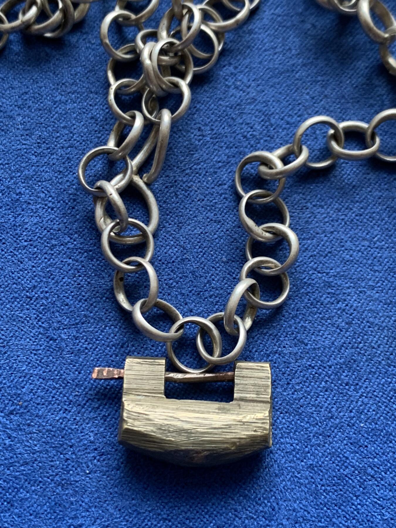 《竞宝斋》第459场 周日，周一，2场连拍 （全场包邮）欢迎送拍 早期手工银链一条 925银 重约43.75克 配一把铜质挂锁（约6克）