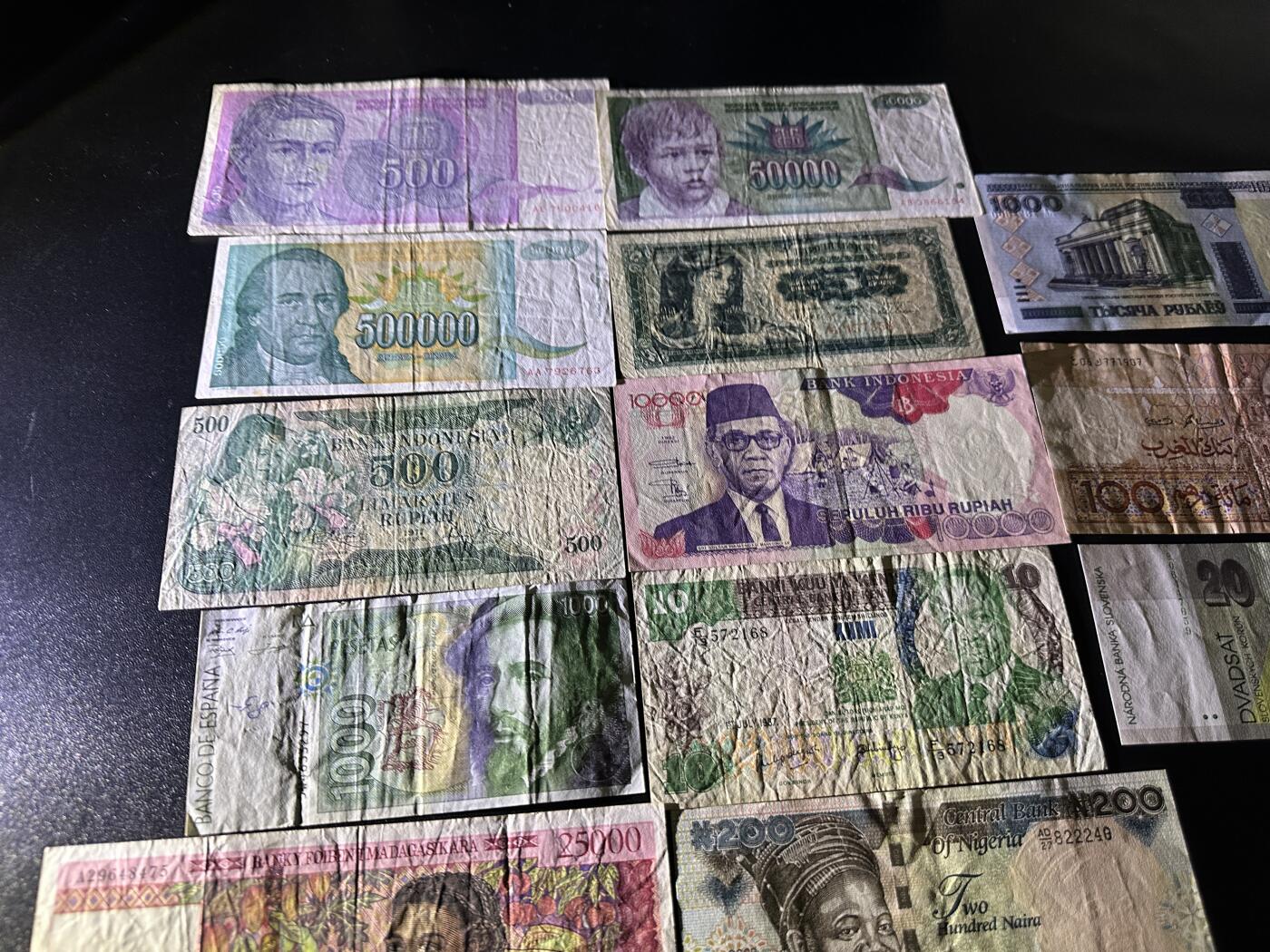 《外钞收藏家》第六百零三期（精选场）（本平台长期征集拍品、欢迎藏友们联系合作） 马达加斯加、西班牙、印尼等13张一起 非全新 品相如图