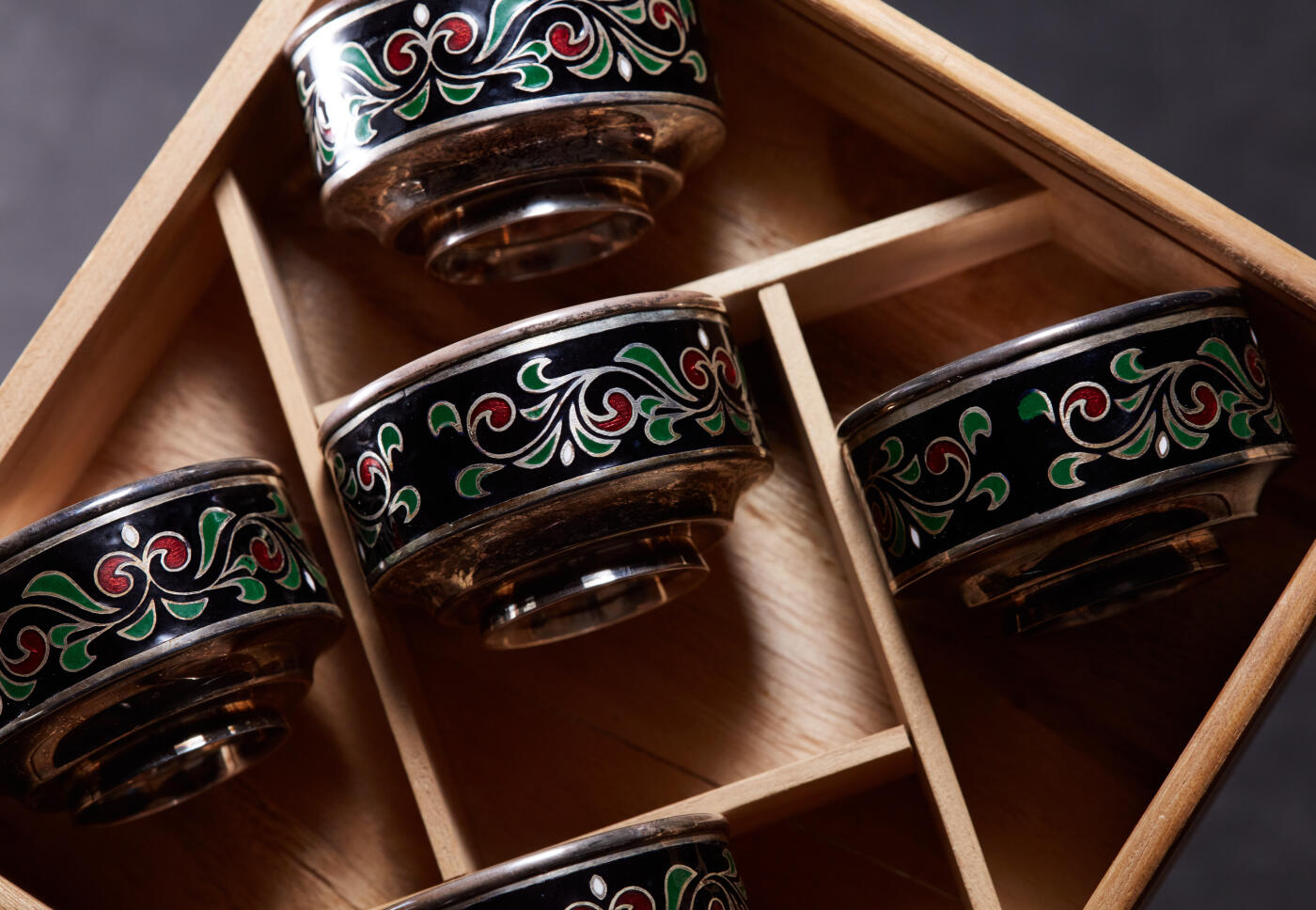 【俄甄集藏】“万象更新、马呈祥瑞”迎新春俄甄精品场-2026年(047)01-21 星期三 晚 19:30 全场包邮 日本明治时期珐琅工艺纯银古董酒杯5支一套，带木质原盒，杯口径：51mm，高：30mm，杯总重量：316.77克，保存完好