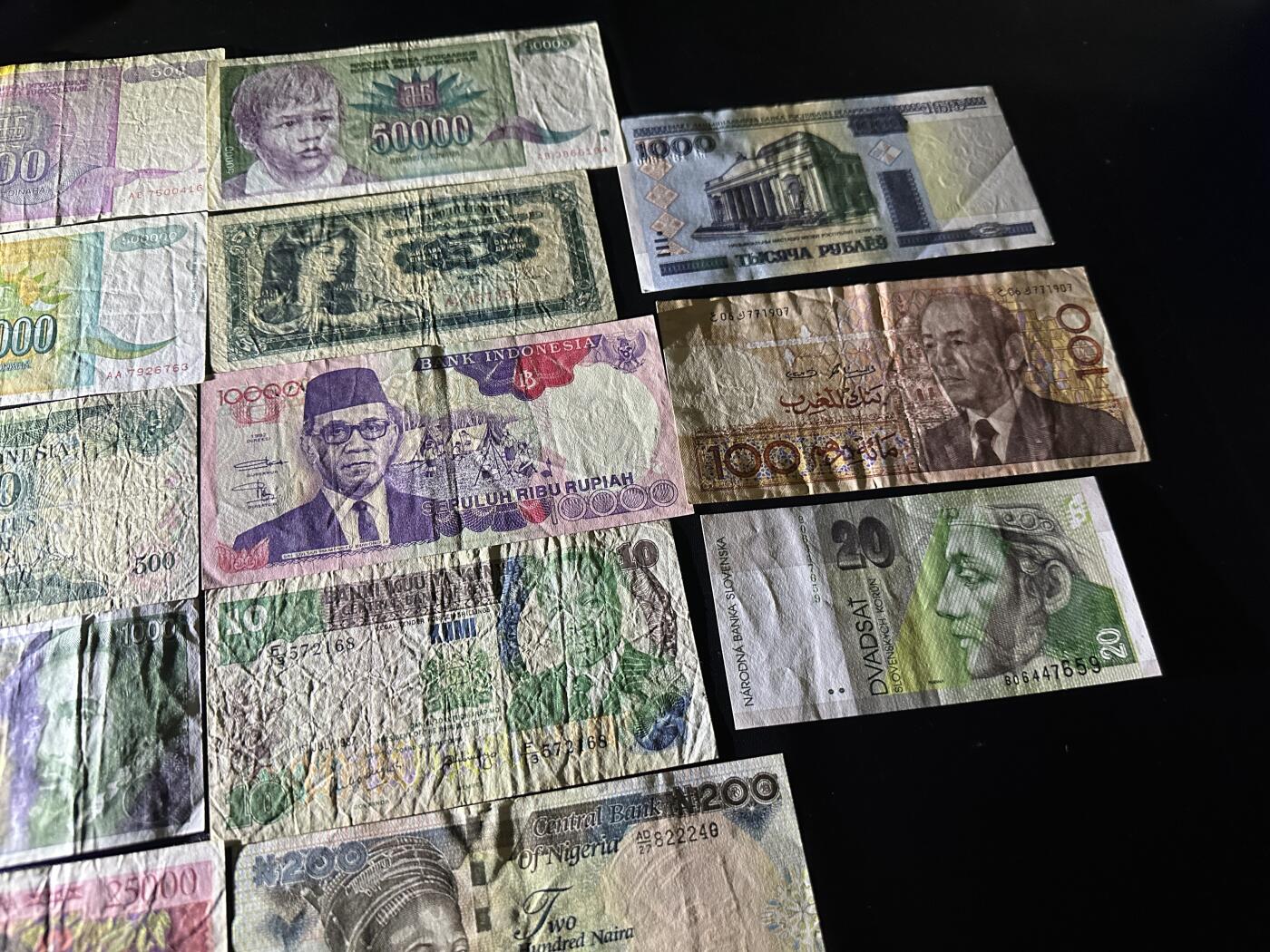 《外钞收藏家》第六百零三期（精选场）（本平台长期征集拍品、欢迎藏友们联系合作） 马达加斯加、西班牙、印尼等13张一起 非全新 品相如图