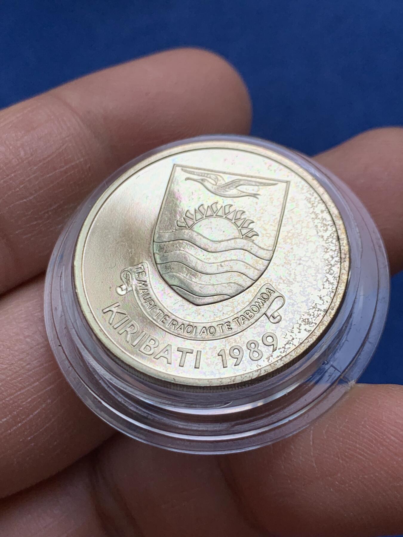 《竞宝斋》第459场 周日，周一，2场连拍 （全场包邮）欢迎送拍 基里巴斯1989年茅草屋独立10周年2元纪念币 原盒 全新原光