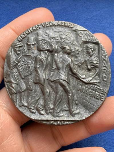 《竞宝斋》第459场 周日，周一，2场连拍 （全场包邮）欢迎送拍 - 德国 1915 死亡船票 铸铁章 卡尔歌茨作品 78.1克 55.2mm 铁章有这个品相不易