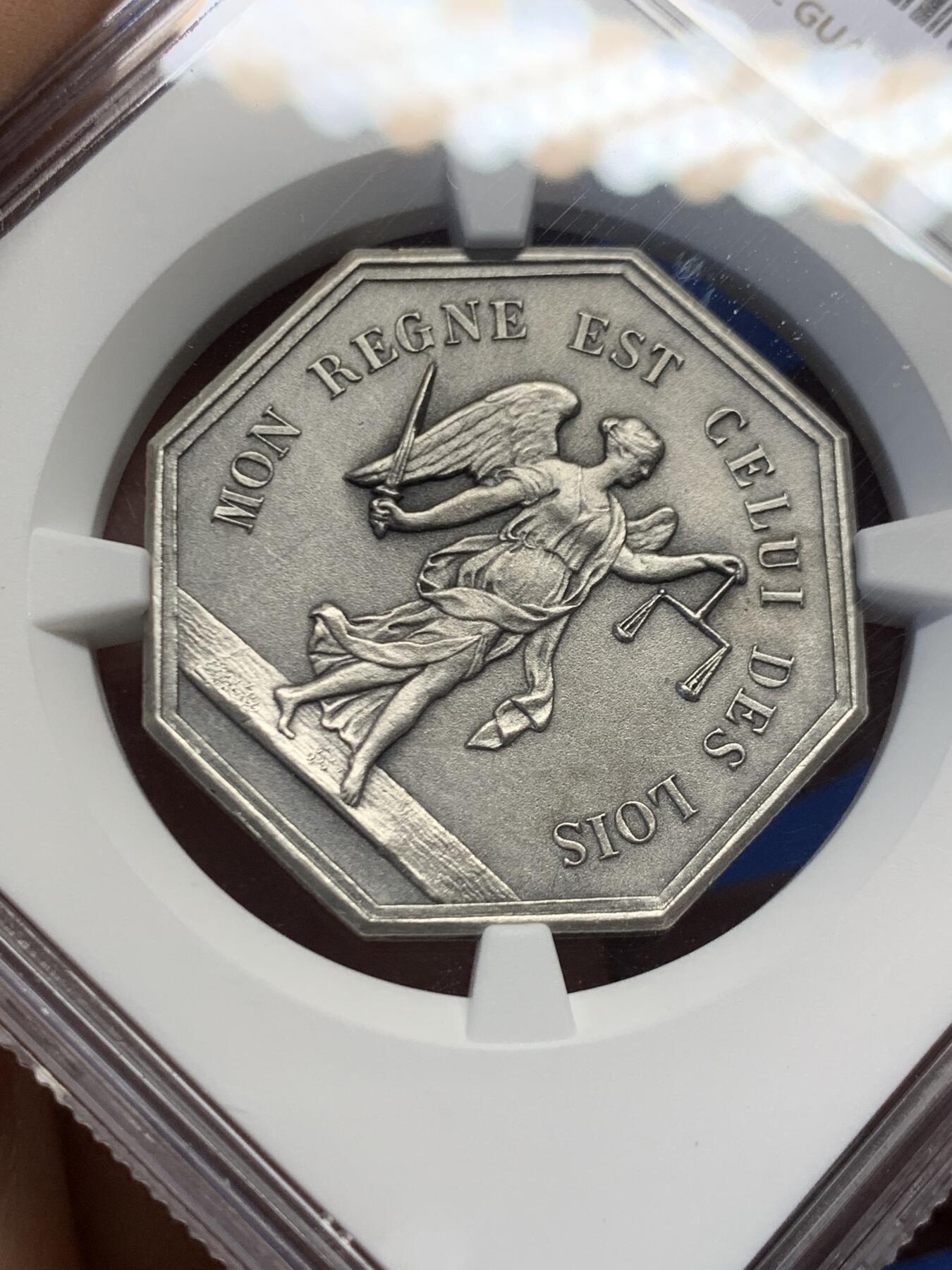 《竞宝斋》第459场 周日，周一，2场连拍 （全场包邮）欢迎送拍 NGC MS63 法国八角铜镀银代币，正面图案雕刻蒙眼女神手持天平秤和一把宝剑，刻有铭文“我的统治是法律的统治”