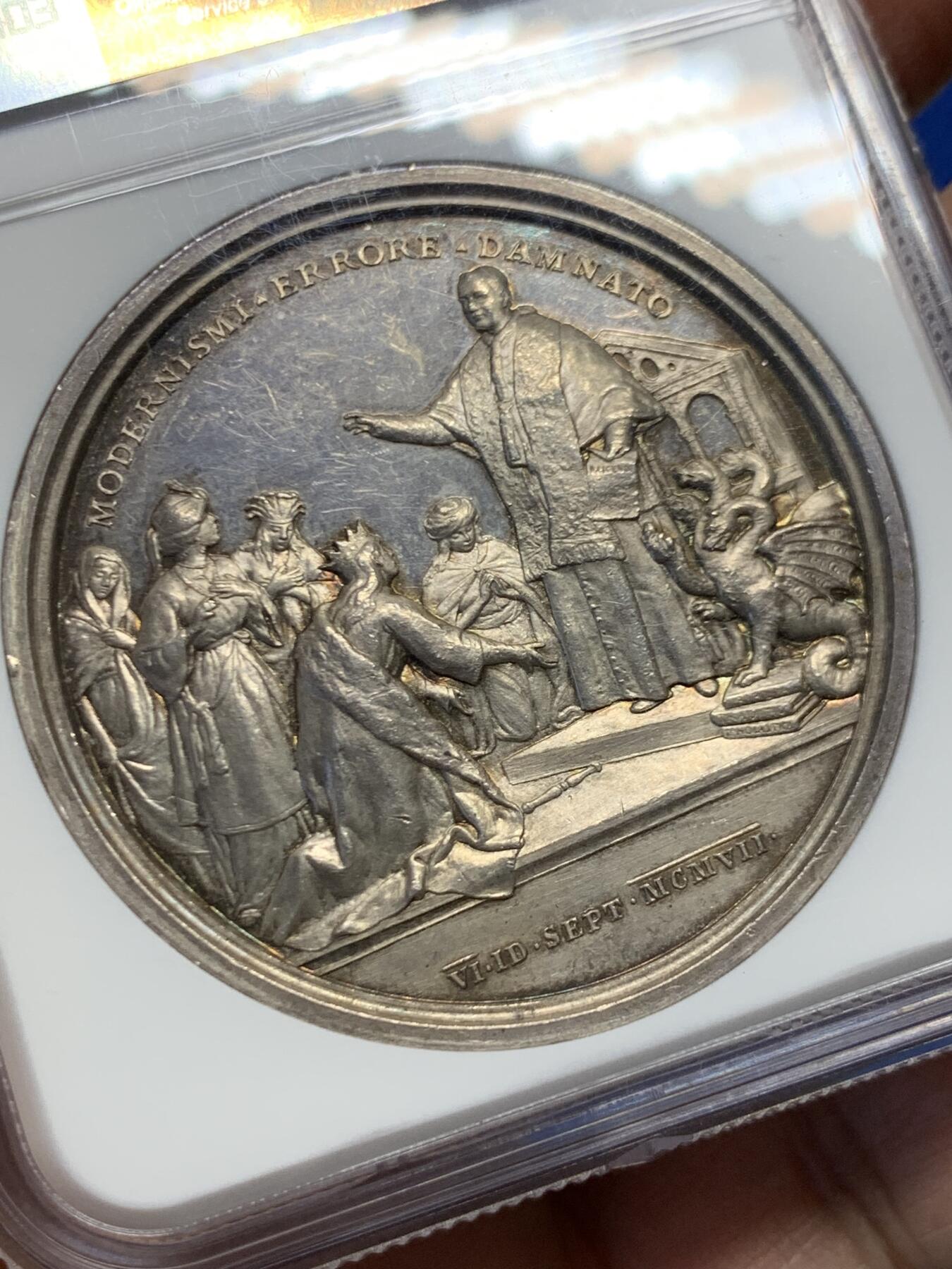 《竞宝斋》第459场 周日，周一，2场连拍 （全场包邮）欢迎送拍 NGC MS62 梵蒂冈教皇十世大银章，镜面质感，双面人物刻画，尤其背后国王朝圣，画面精美绝伦，尤其教皇身旁的那条龙，点睛之笔。爱不释手的好章。