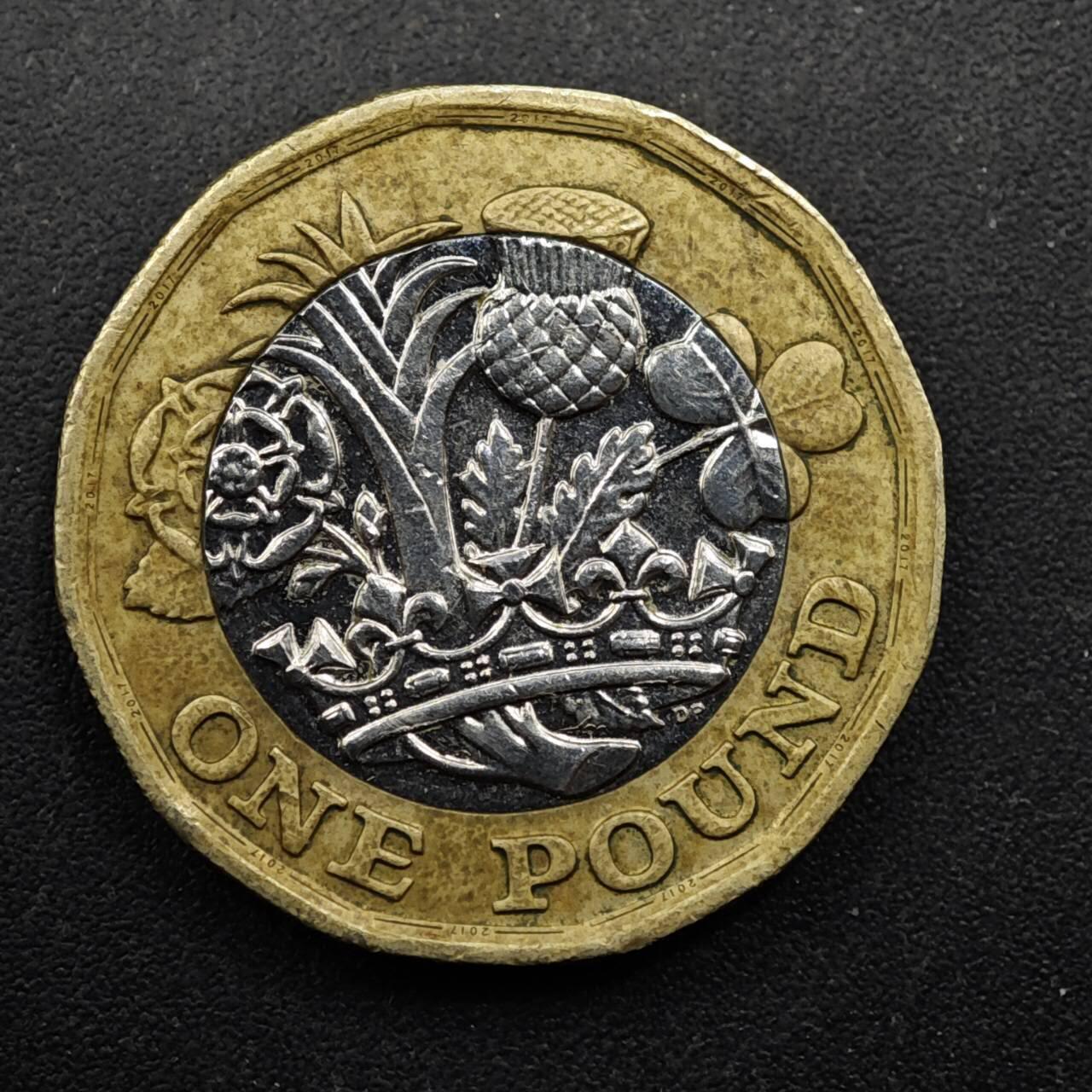 【淘币小摊】实时拍第八百五十拍   散币银币场   满百包邮可预留二周 每周一统一发货   英国2017年一镑双色币