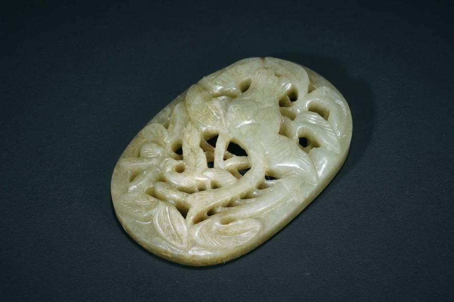 上海都达杂项专场三（全场包邮） 和田玉镂空雕蕉叶纹佩86-9