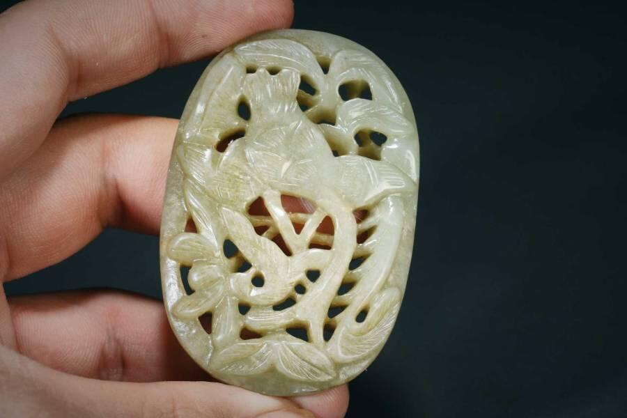 上海都达杂项专场三（全场包邮） 和田玉镂空雕蕉叶纹佩86-9