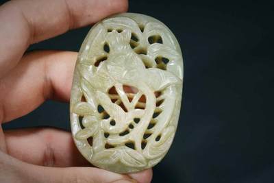 上海都达杂项专场三十四【年后发货全场包邮】  和田玉镂空雕蕉叶纹佩86-9