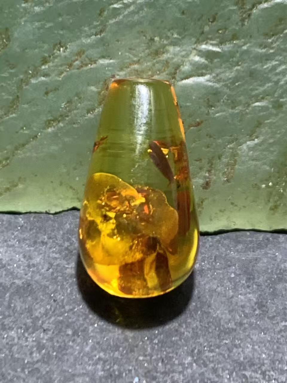 精美乌克兰花珀水滴形镶嵌料吊坠一个