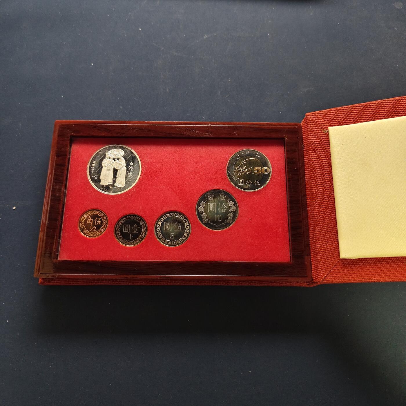 【全场包邮】纯粹捡漏拍497场-持续更新中 【银章】中国台湾2001年（民国90年）官方精制套币-含生肖蛇年白蛇传精制银章