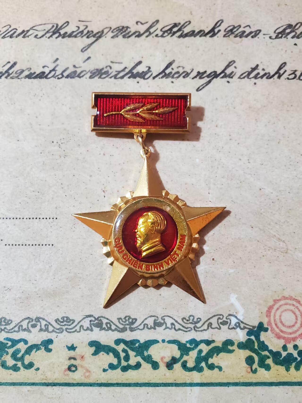 韵星假日拍卖第三十七期 -- Rimey Holidays Auction 37 越南社会主义共和国优秀退伍士兵奖状+国防部退役军人证章 z117厂制作 一套完整少见